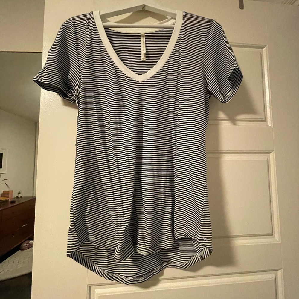 ARITZIA 	The Group by Babaton
FOUNDATION V-NECK
Striped